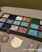 利用闲暇时间，在家完成简单的串珠小手工。