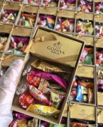 按照公司提供的样品，将茶叶，喜糖，串珠分装、制作、贴标、简单包装