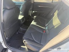 代出售一辆白色的丰田轿车，适合女士的代步车