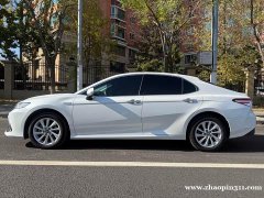 代出售一辆白色的丰田轿车，适合女士的代步车